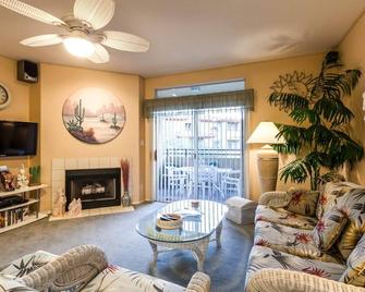 Gated Mountain View Resort Community, Centrally Located, Three Heated Pool-Spa Complexes, Half-Mile To Hiking! - Phoenix - Living room