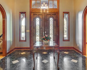 Scenic Lagrange Retreat! 3,600 Sq Ft, Pool Access - La Grange - Lobby