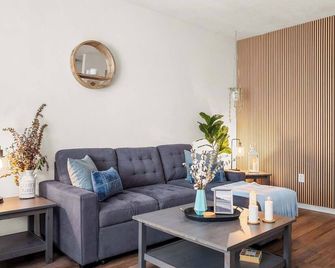 Stylish Modern-Farmhouse Boutique Condo - 2bd 2ba - Gainesville - Living room