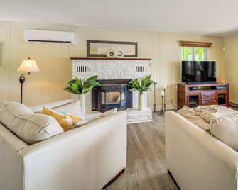 Lakefront Oroville Paradise: Private Beach & Dock! - Oroville - Sala de estar