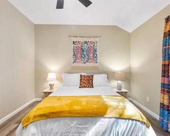 Modern Cabin Nestled in a Pine Forest Near Austin - Bastrop - Slaapkamer