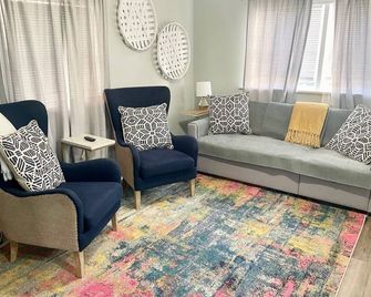 2 Bedroom Cottage10 min from Downtown! Pet & Family Amenities Available - Charleston - Living room
