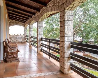 Spacious Holiday Home in Verteneglio - Brtonigla - Balcón