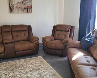 Country Sunrise Vacation Home. Close to Cedar Point and Lake Erie Islands - Fremont - Living room