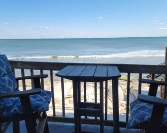 Oceanfront Retreat 1 bedroom! Gorgeous and Serene. Sleeps 2-4 - North Topsail Beach - Balcony