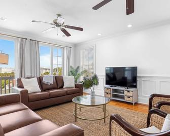 1 Block to Beach Newly Renovated 6BDR w Rooftop Views Sand Dune by AvantStay - Isle of Palms - Sala de estar
