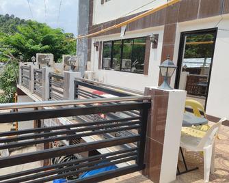 Jace's Travellers Inn - El Nido - Balcony