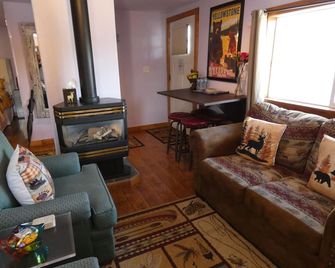 Yellowstone Two Bed Studio Just One Mile From Yellowstone's Main Entrance - West Yellowstone - Sala de estar