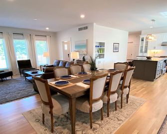 Pristine Farmhouse in the Heart of Harbor and Wine Country - Bridgman - Eetruimte
