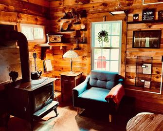 Super-cozy Adirondack Cabin - PRIME Location - Close to it all! - Long Lake - Sala de estar