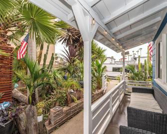 Beautiful Downtown HB cottage a block from the beach - Huntington Beach - Balcony