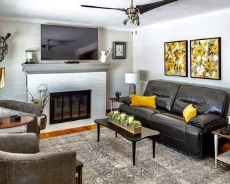 Designer Home in the Middle of Wine Country is BACK! - North East - Living room