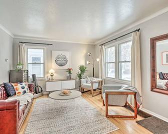 Cosy, Convenient, Converted Cottage Perfectly Situated Close To Everything - Minneapólis - Sala de estar