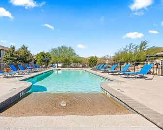 Spacious Escape | 3br2ba | Pool, Gym, Lounge, Park - San Antonio - Zwembad