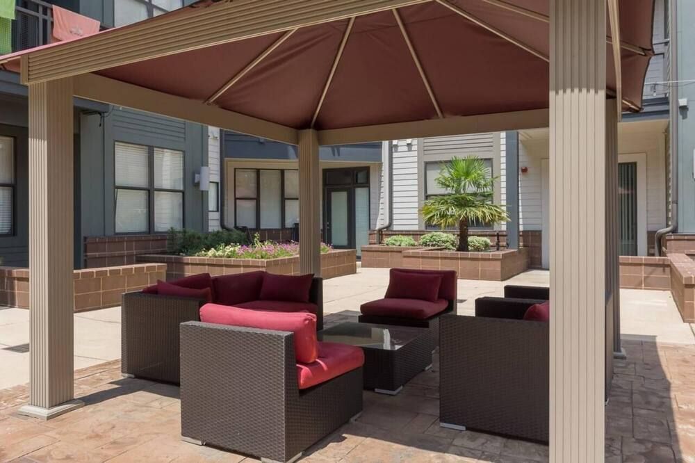 One Bedroom Apartment -10 Min Walk to Epicentre Wifi - Wesley Chapel - טרקלין