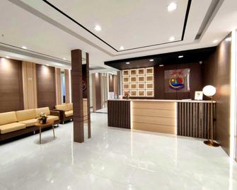Arawa Traveller's Inn Motel - Makassar - Front desk