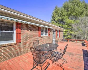 Quaint Creekside Home with Spacious Deck and Yard - Atkins - Patio