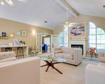 Chic Home with Club Access Near Bay St Louis! - Diamondhead - Living room