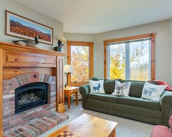 Ski in Ski out - fantastic location on the trail - Jay - Living room