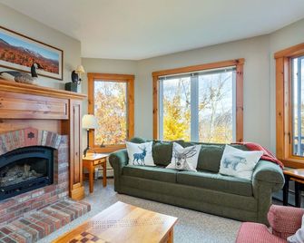 Ski in Ski out - fantastic location on the trail - Jay - Living room