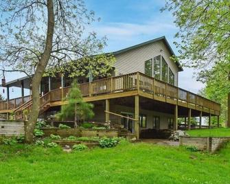 The River Retreat, The River Retreat in Minnesota - Motley - Building