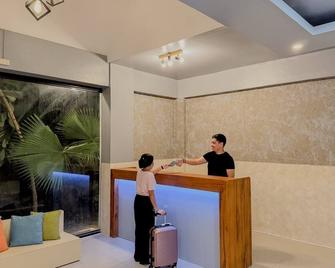 Goofy Ants Hostel - Puerto Princesa - Front desk