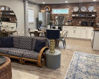 Carriage House with heated garage - Paducah - Living room