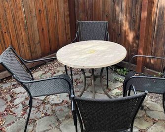 Spacious Pleasanton Townhouse with Fenced Yard - Pleasanton - Patio