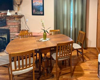 Packwood Getaway w/ Game Room, Grill & Patio - Packwood - Dining room
