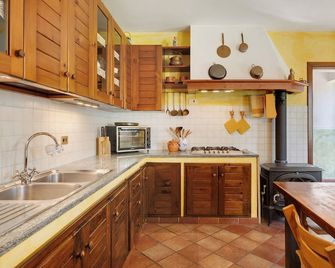 Holiday Home 'Casa Centomila Volte Benvenuti' with Private Terrace - Tigliole - Kitchen