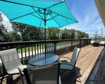 Charming 3-bedroom house in Rogers with WiFi and AC, Close to attractions - Rogers - Балкон