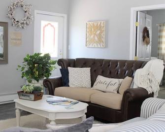 Farm, Unique, Immaculate, Close to City but Feels like Country, One of a Kind! - Colorado Springs - Sala de estar