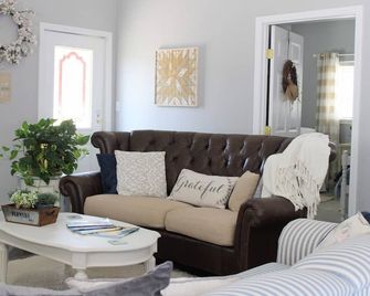 Unique Farm Cottage, Close to City Feels like Country, One of a Kind! - Colorado Springs - Sala de estar