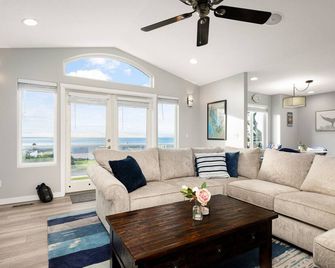 Perch - Sierra Retreat 34 - Coupeville - Living room