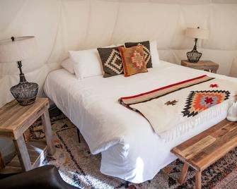 Dreamcatcher Tipi Hotel - Gardiner - Bedroom