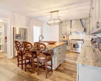 Game Room and Large Backyard Afton Home! - Afton - Cocina