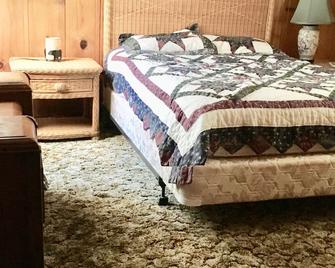 Dodge Ridge Resort, near Pinecrest, Short Walk to River, Beautiful Updated Cabin - Strawberry (Tuolumne County) - Bedroom