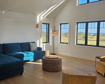 Beautiful Coastal Beach House. New build close to golf and beaches . - Souris - Living room