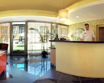 7 Springs Inn & Suites - Palm Springs - Front desk