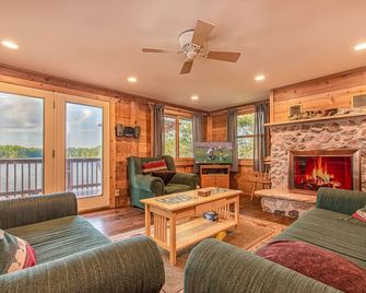 Michigan Up Cabin: Lakefront Ice Fishing & Snowmobile Trail Access - Crystal Falls - Living room