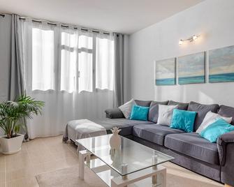 Flatguest Trebolina - 3bdr - Fastwifi - Parking - Vecindario - Living room