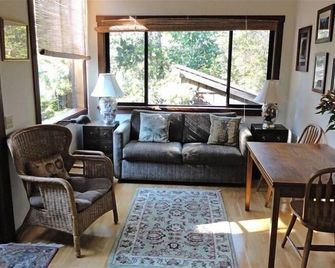 Charming CasparCottage Walk to the Waterfall in Russian Gulch State Park - Mendocino - Sala de estar