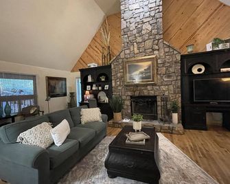 One bedroom, one bath log-sided cottage with private hot tub on Lake Ouachita. by RedAwning - Mount Ida - Sala de estar