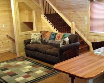 Two miles from Mammoth Cave National Park, 1300 sq ft cabin, hot tub, disc golf - Cave City - Living room