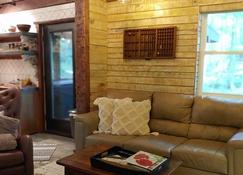 Luxury Romantic Retreat w/ Hot Tub, Unique Cabin in the woods, Mohican nearby - Mansfield - Living room