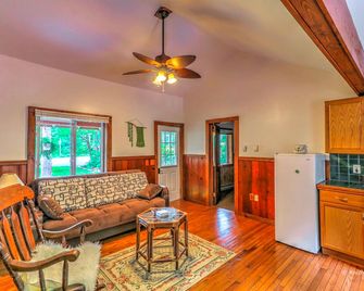 Charming Forest Cabin with a Hammock near Delaware Water Gap National Recreation Area, Pennsylvania - Canadensis - Living room