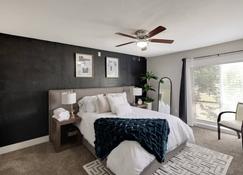 Modern Cozy City Retreat! Your Home away from Home - Arlington - Bedroom