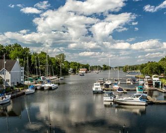 Prince Edward/Picton Harbour Inn - Picton - Außenansicht