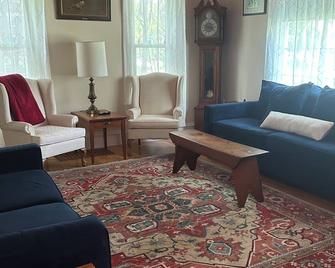 Red House Over Yonder - Completely renovated early 1900s farmhouse - Fort Atkinson - Вітальня