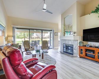 Community Pool and Hot Tub Palm Desert Rental! - Palm Desert - Living room